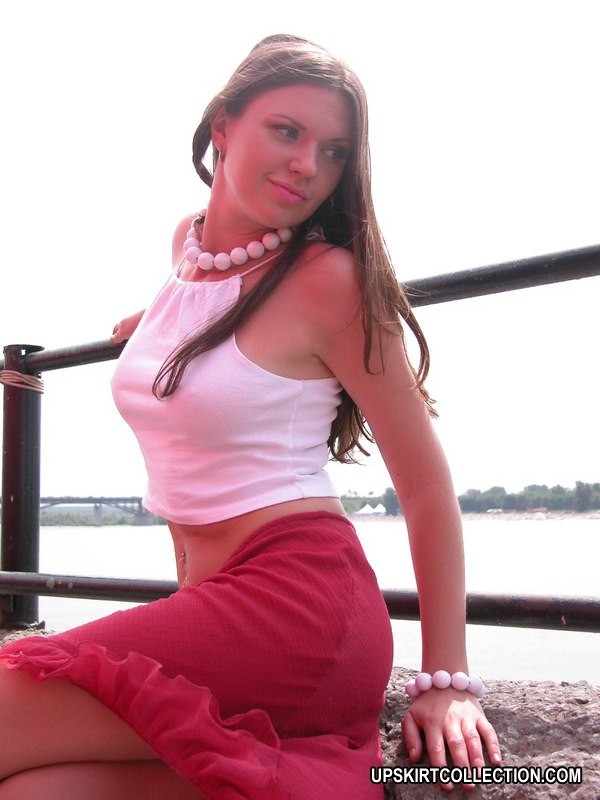 Nena con las tetas desnudas se graba el coño en primer plano al aire libre
 #73182553