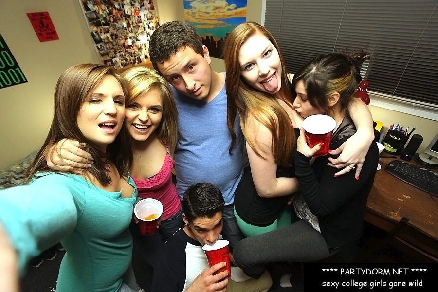 Después de unas copas estas chicas calientes de la universidad de EE.UU. comenzó a la fiesta re
 #75699752