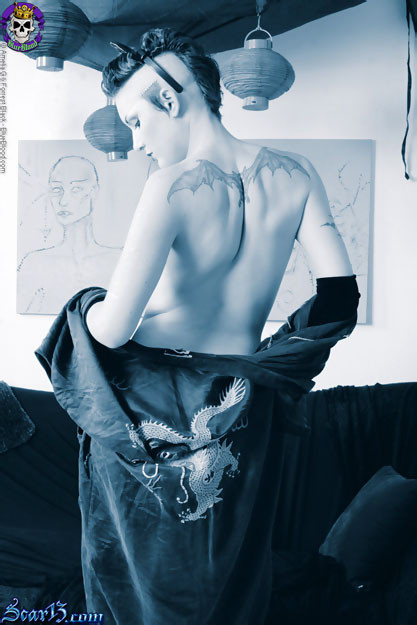 Atemberaubend schöne Gothic-Narbe zeigt ihr Tattoo
 #72840291