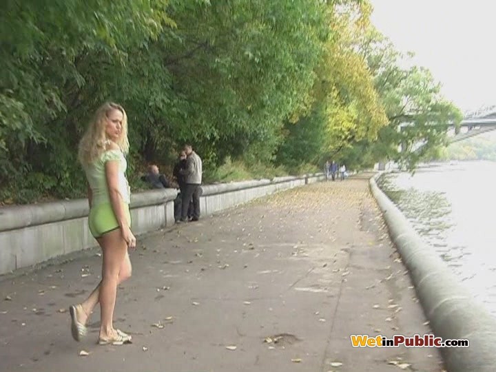 Micia bionda sportiva pisciata nei suoi pantaloncini verdi proprio durante il jogging
 #78595497
