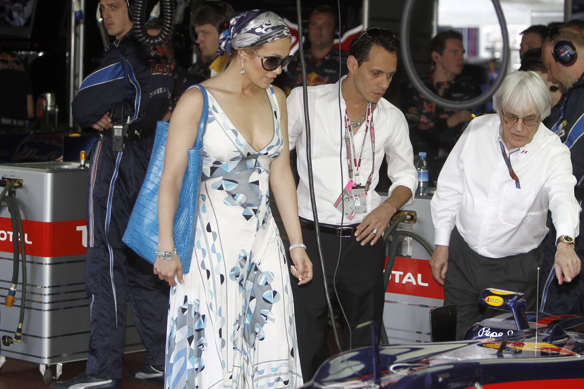 Jennifer Lopez sans soutien-gorge montrant un joli décolleté à Monaco lors du GP de formule 1
 #75349212