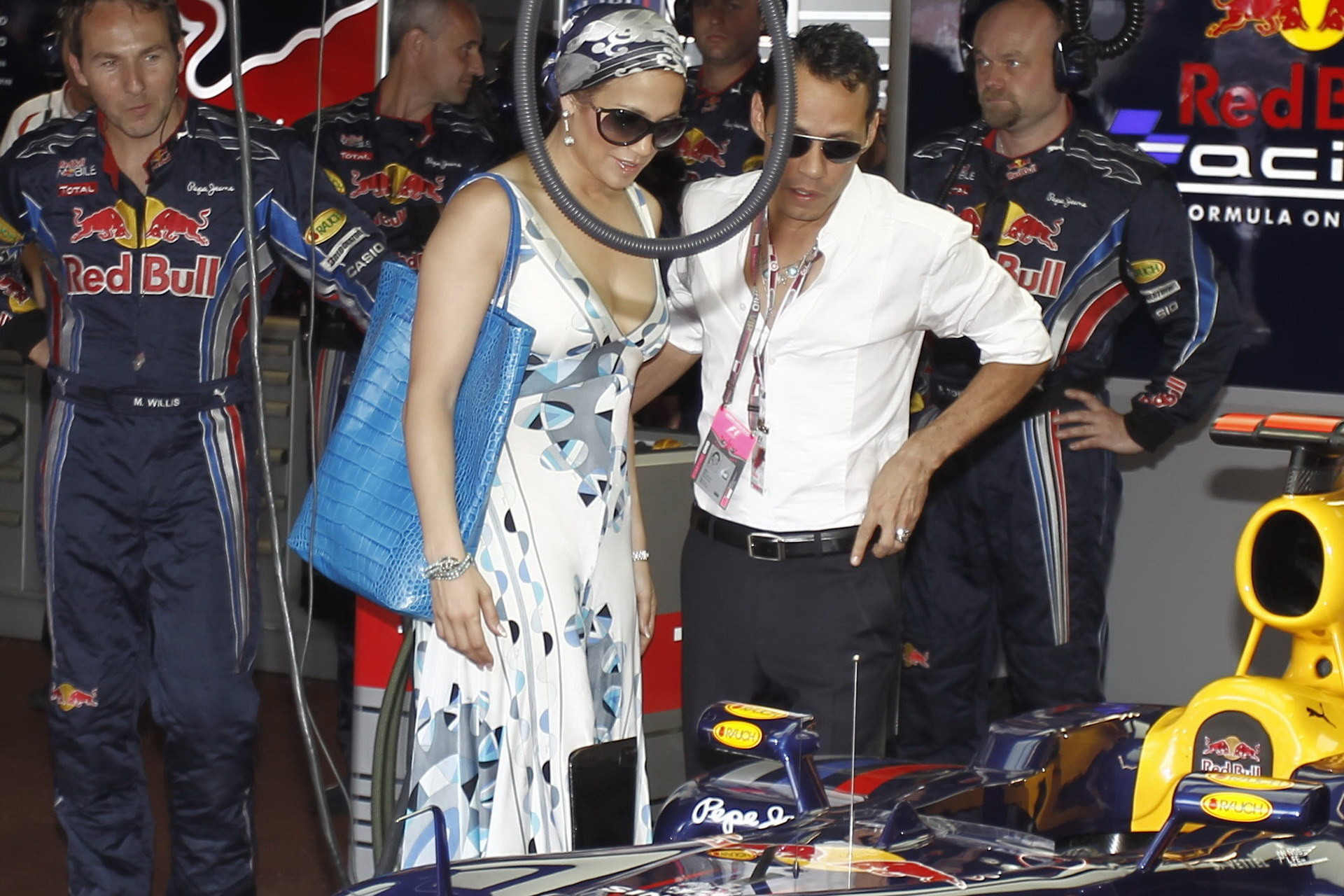 Jennifer lopez braless mostrando un bonito escote en monaco en el gp de formula 1
 #75349221