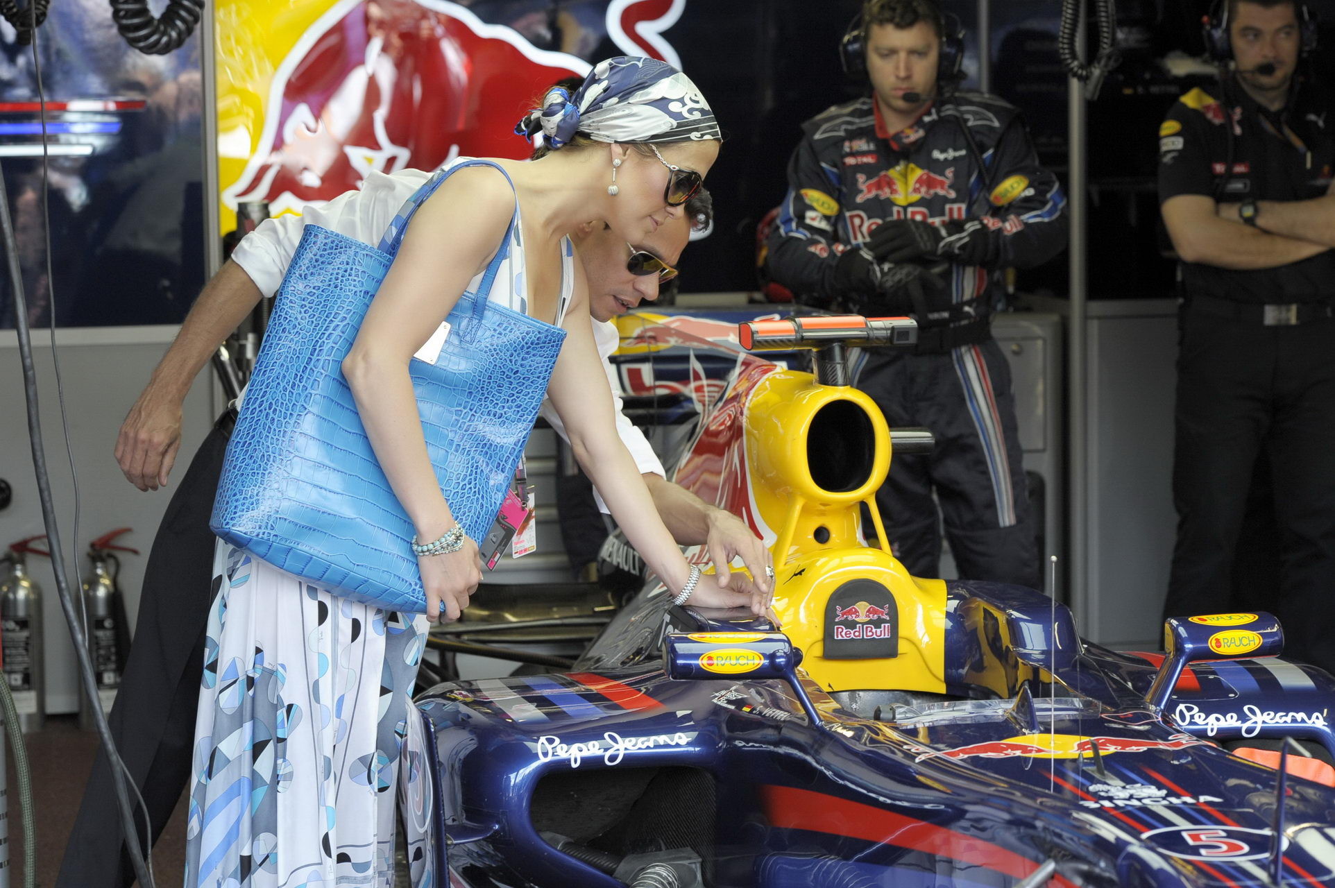 Jennifer lopez braless mostrando un bonito escote en monaco en el gp de formula 1
 #75349325