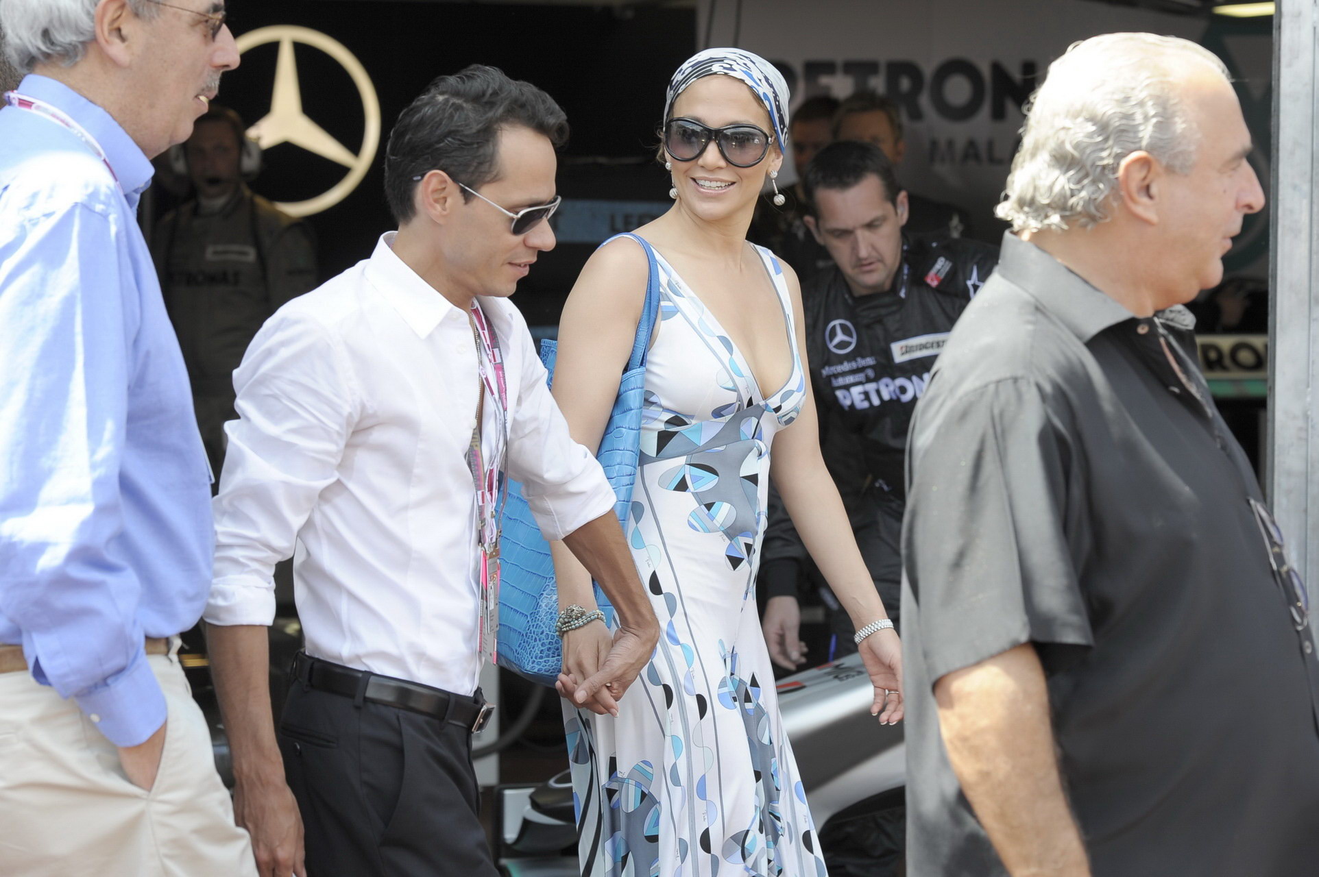 Jennifer lopez braless mostrando un bonito escote en monaco en el gp de formula 1
 #75349349