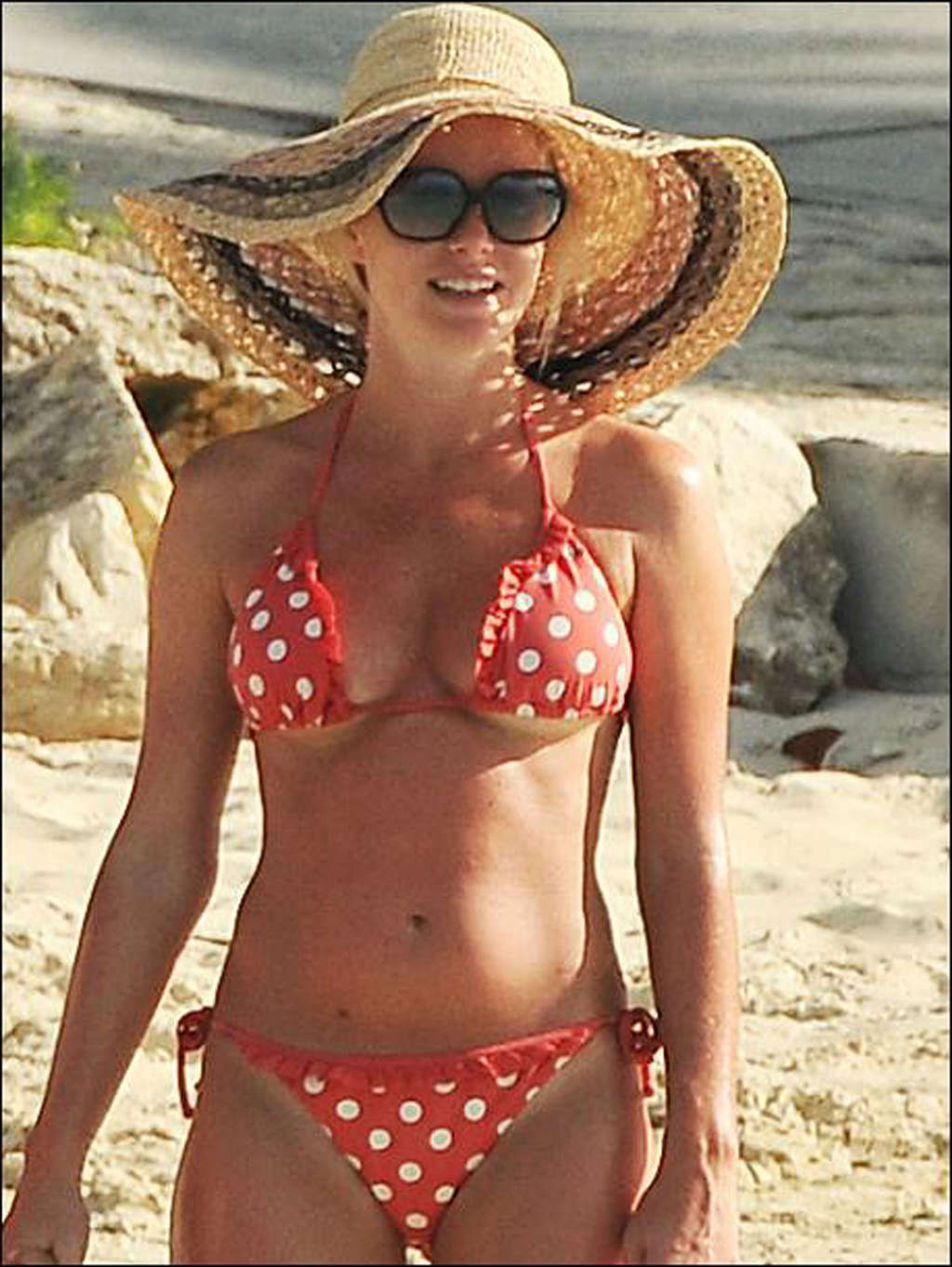 Amanda holden mostrando su puto culo sexy en tanga en la playa
 #75363059