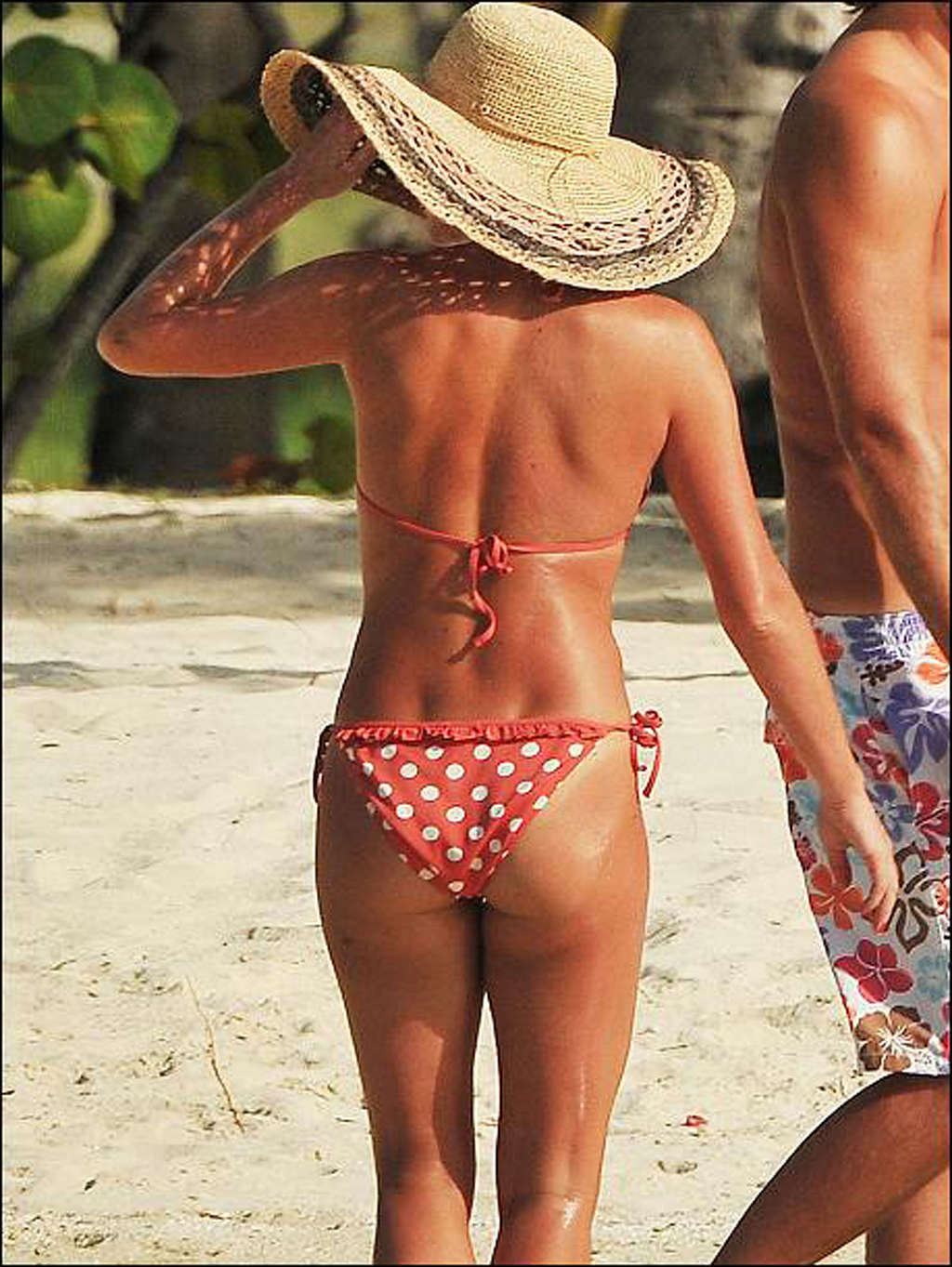 Amanda holden montre son cul sexy en string sur la plage
 #75363088