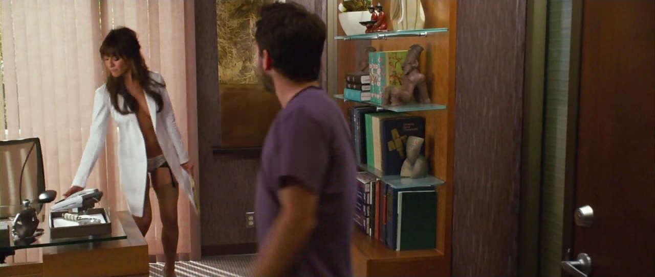 Jennifer aniston posando en topless pero tapada en la nueva película hot screen caps #75296673