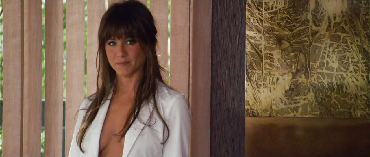 Jennifer aniston posando en topless pero tapada en la nueva película hot screen caps #75296770