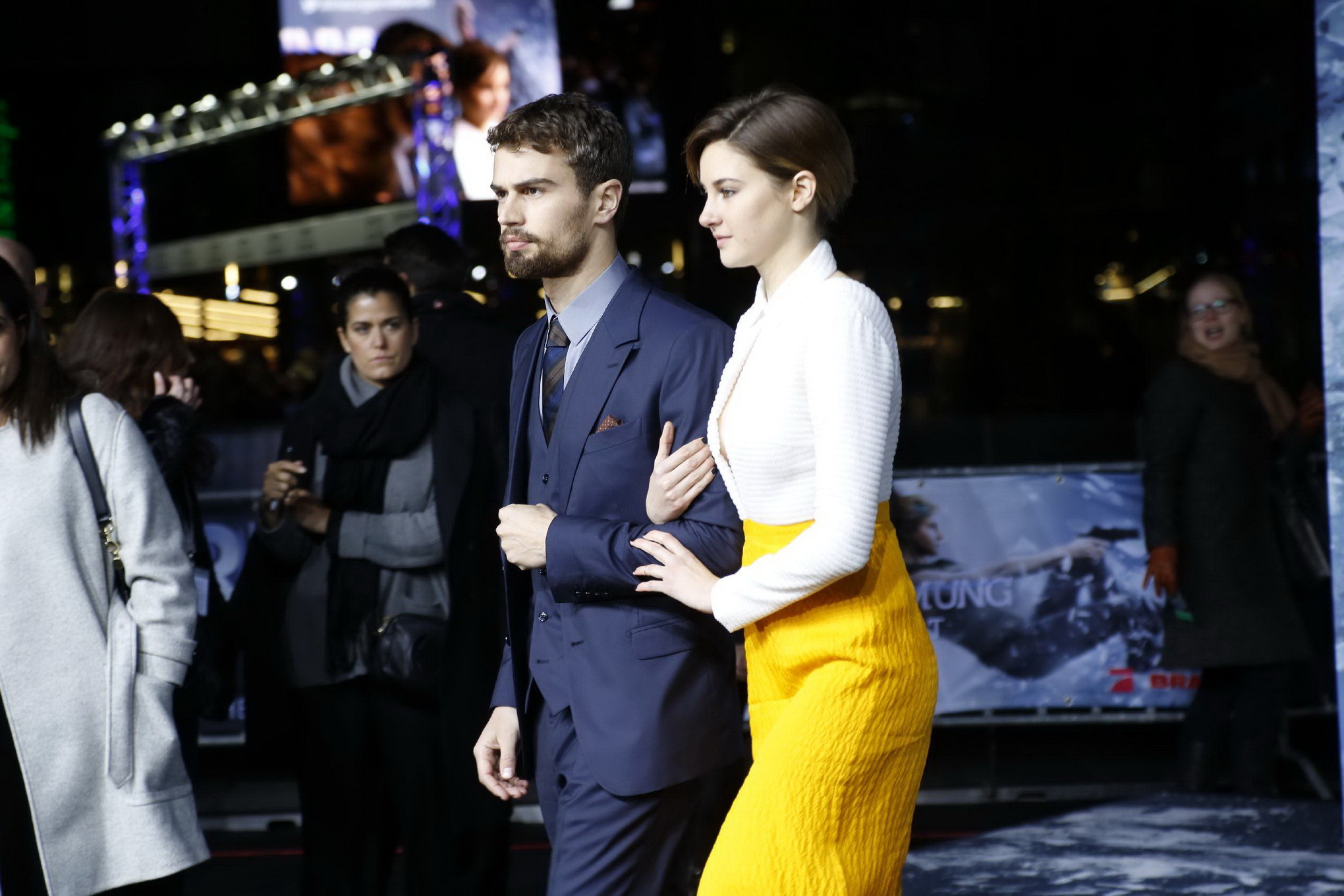 Shailene woodley seins nus montrant son décolleté à la première d'insurgent à berlin
 #75170136