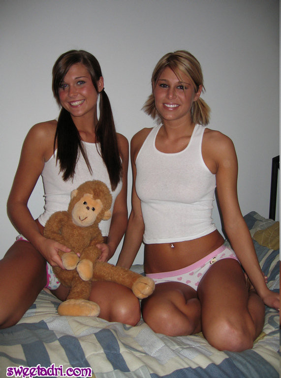 Melissa midwest et sweetadri avec curious george
 #67579010