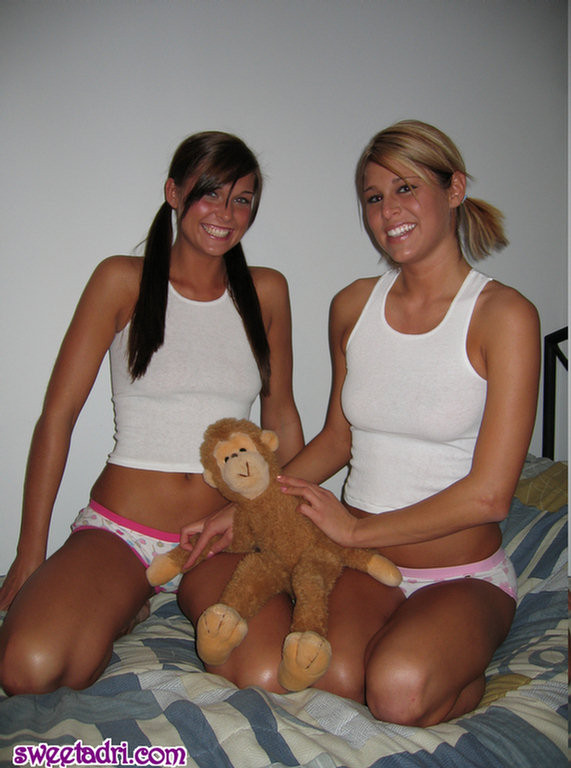 Melissa midwest et sweetadri avec curious george
 #67579030