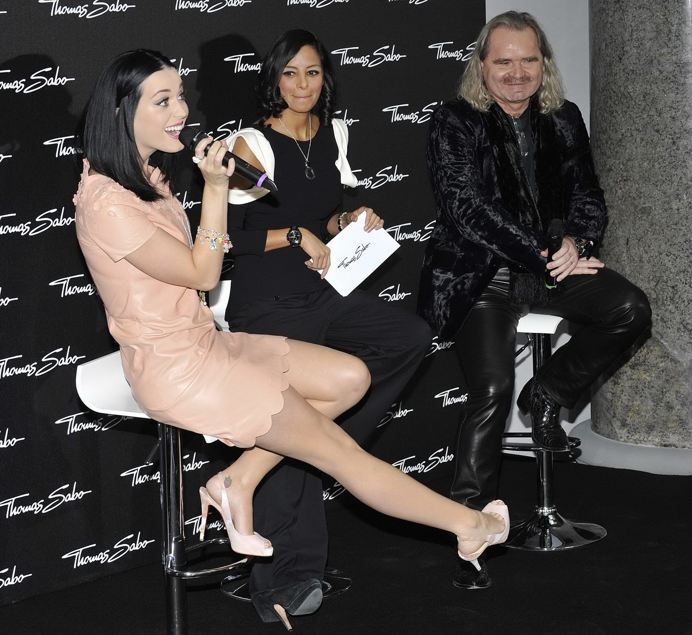 Katy Perry porte une robe en latex de couleur chair à la conférence de presse de Thomas Sabo.
 #75315748