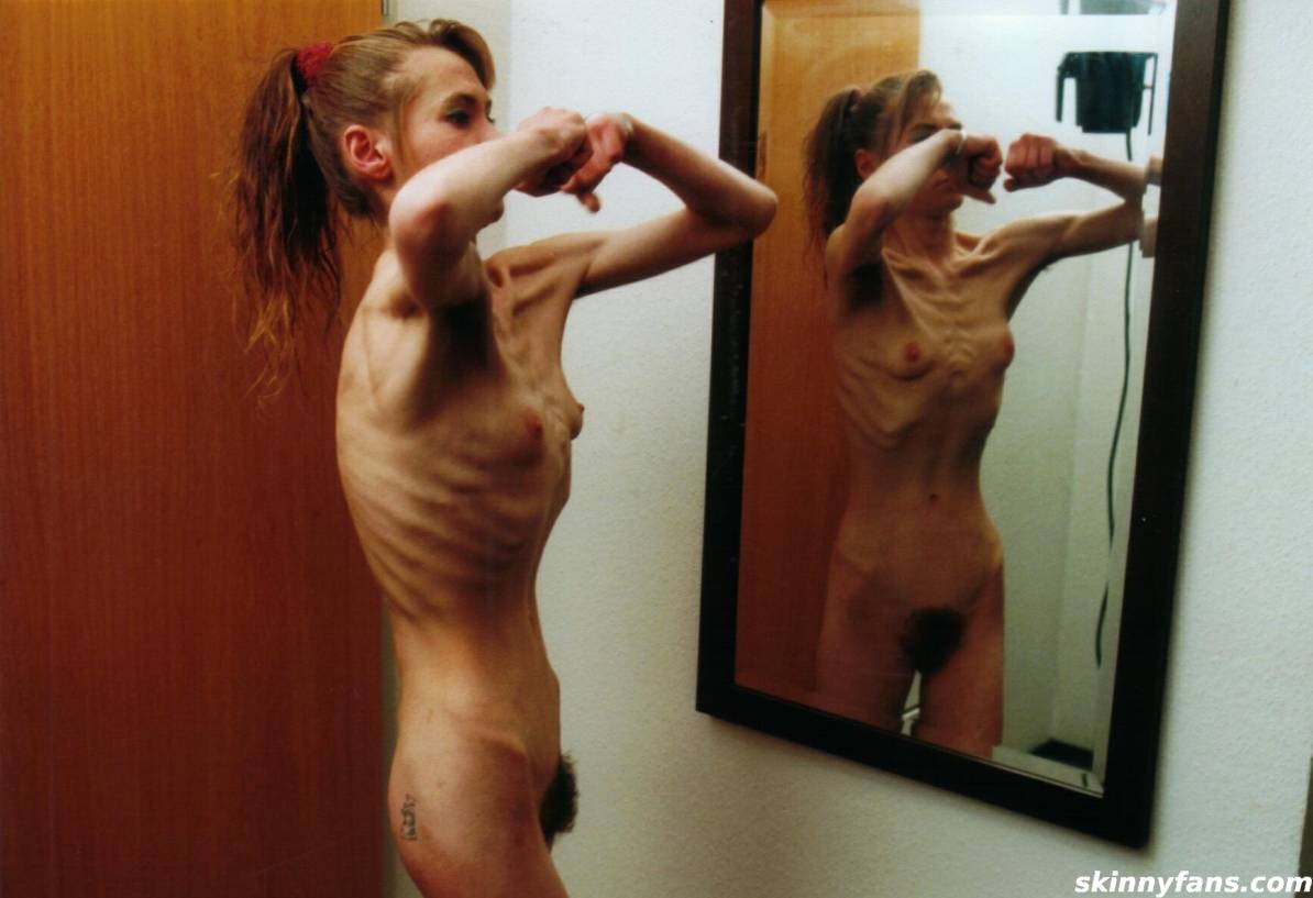 Ein mageres Mädchen posiert nackt für Essen
 #67274228