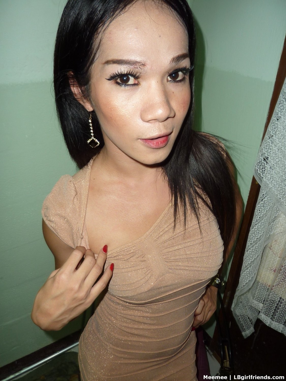 Une petite amie asiatique sexy exposant sa bite de shemale et son trou de balle thaïlandais serré.
 #77882947