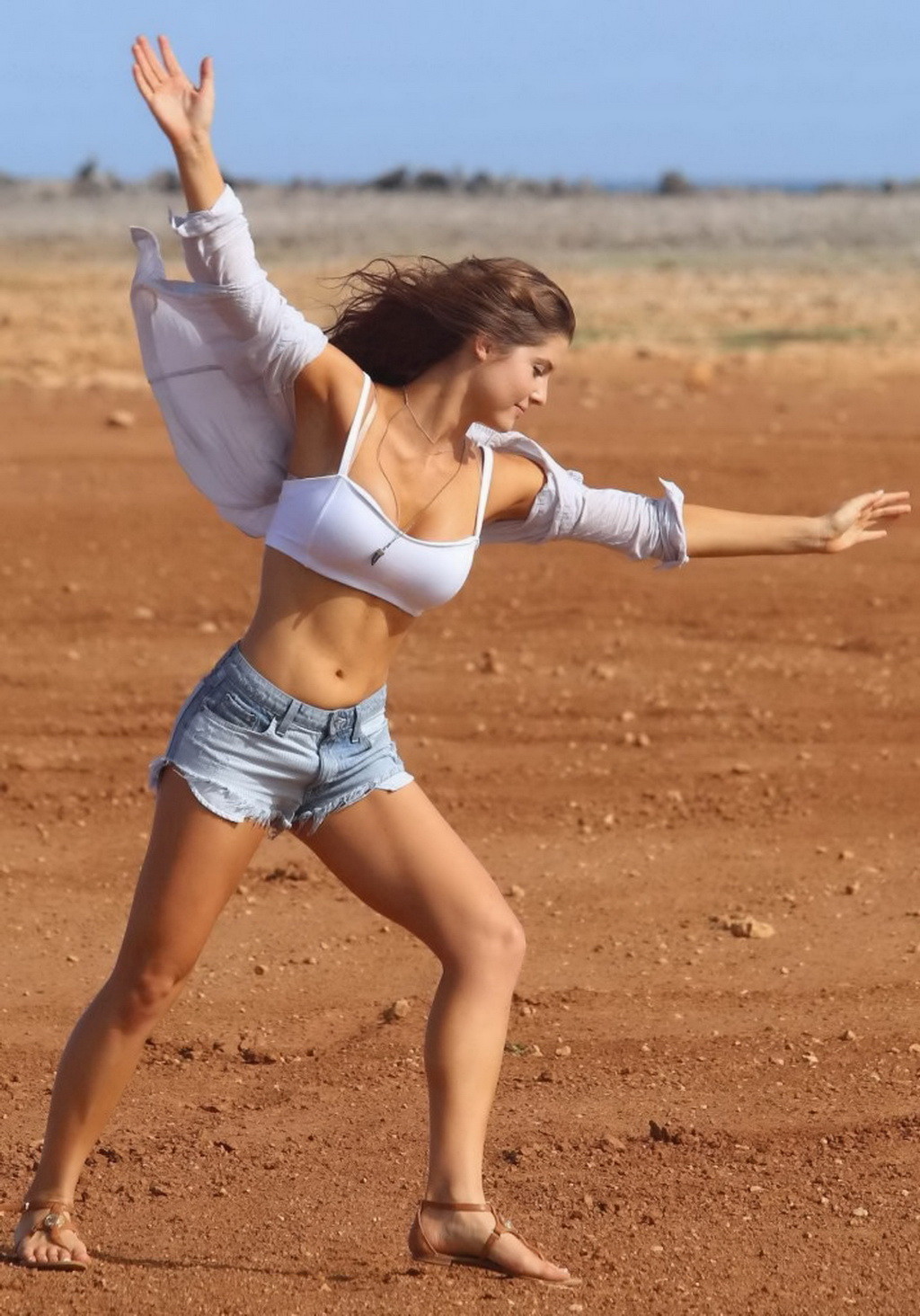 Amanda cerny mostrando il suo corpo caldo in reggiseno sportivo e hotpants durante le riprese 
 #75186693