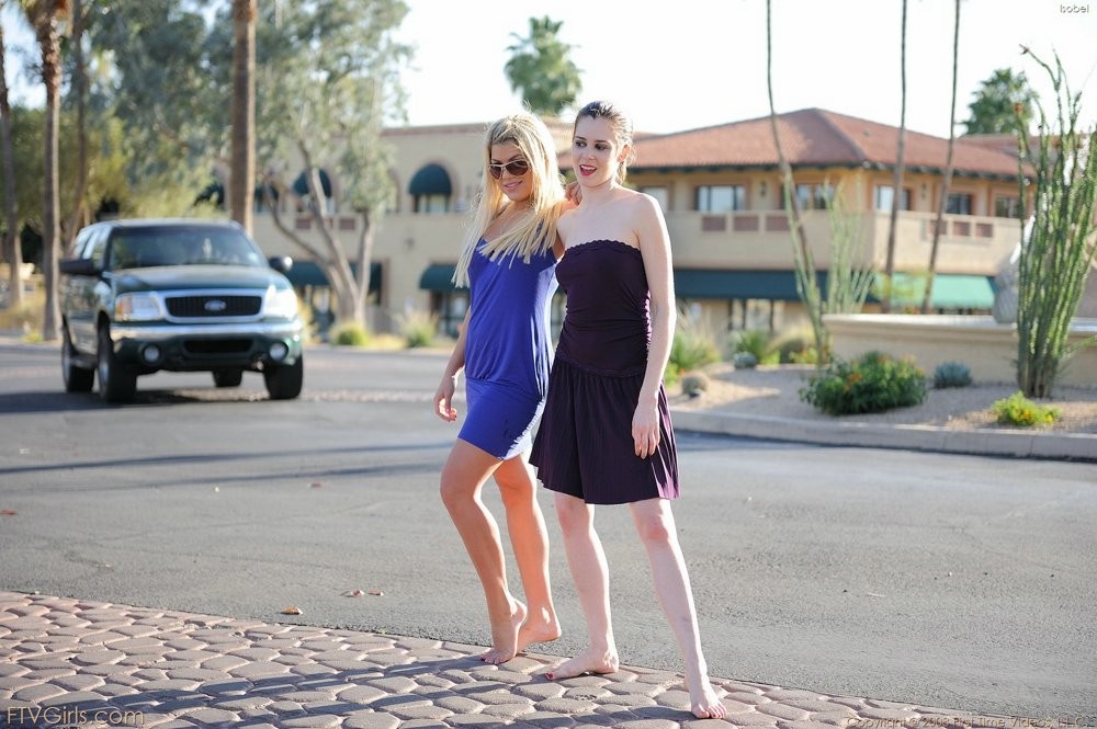 Dos chicas blancas y delgadas muestran sus lindos pies al aire libre
 #76475523