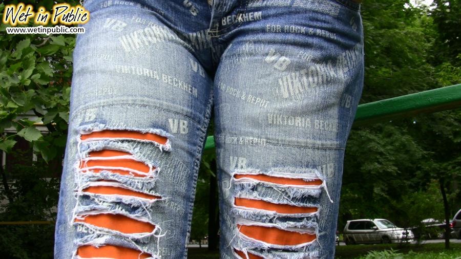 Rote Miss in den Shades pisst ihre zerrissene Jeans im Freien an
 #78594771