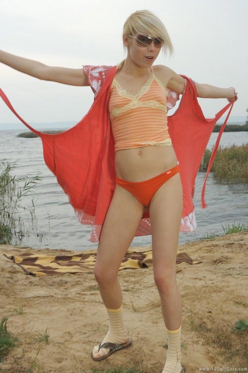 Adorable kleine titted blonde Teenie posiert nackt am Strand
 #72840402