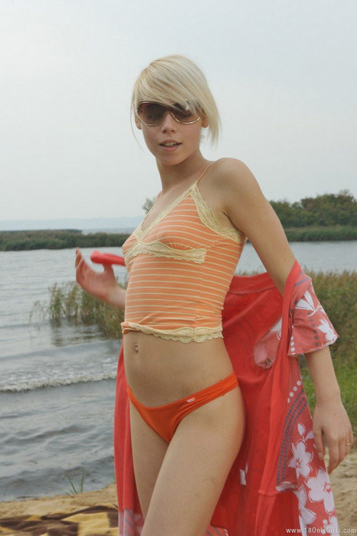 Adorable kleine titted blonde Teenie posiert nackt am Strand
 #72840411