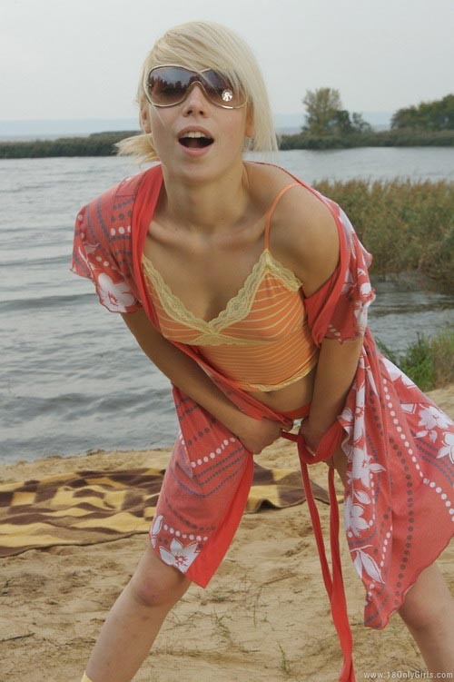Adorable kleine titted blonde Teenie posiert nackt am Strand
 #72840423