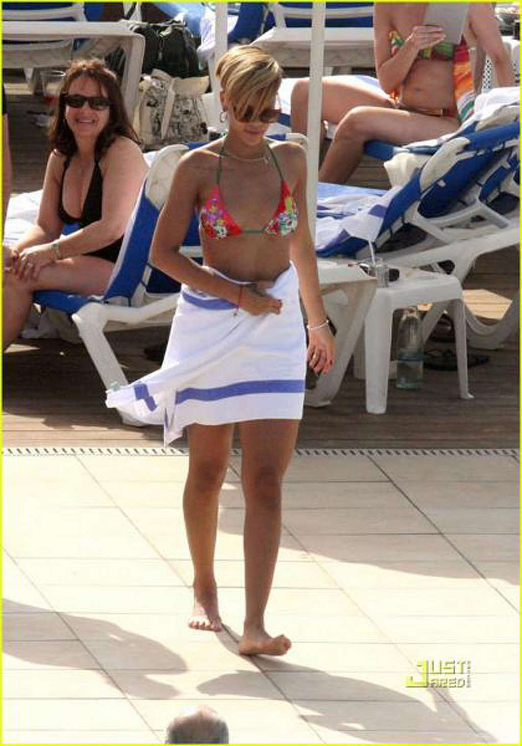 Rihanna exponiendo su cuerpo sexy y su culo caliente en bikini en la piscina
 #75347738