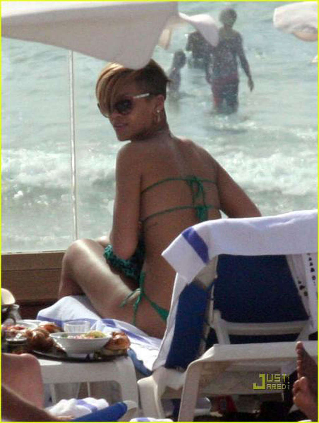 Rihanna exponiendo su cuerpo sexy y su culo caliente en bikini en la piscina
 #75347755