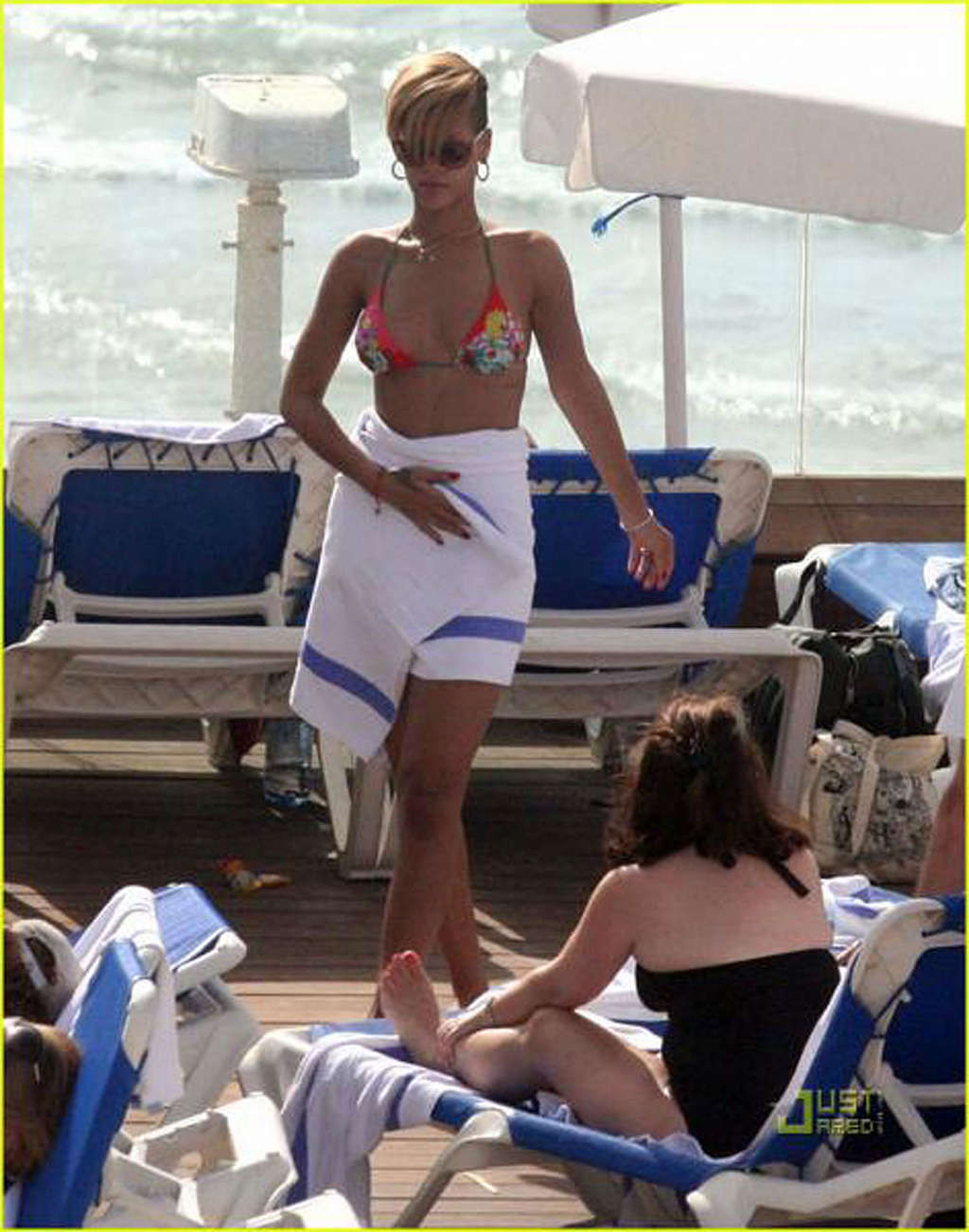 Rihanna exponiendo su cuerpo sexy y su culo caliente en bikini en la piscina
 #75347761