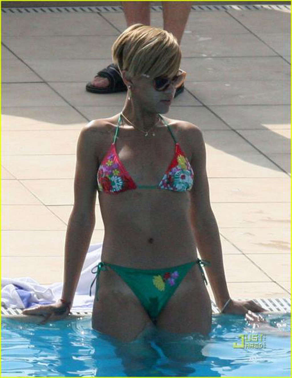 Rihanna exposant son putain de corps sexy et son cul chaud en bikini sur la piscine
 #75347771