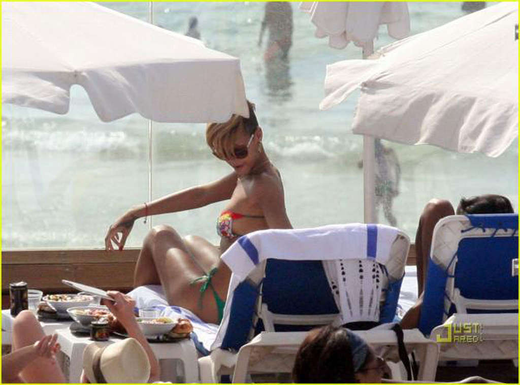 Rihanna exponiendo su cuerpo sexy y su culo caliente en bikini en la piscina
 #75347777