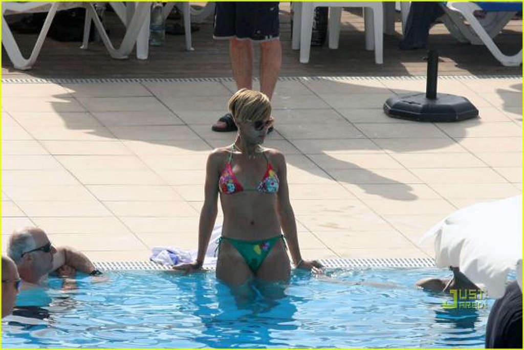 Rihanna exponiendo su cuerpo sexy y su culo caliente en bikini en la piscina
 #75347781
