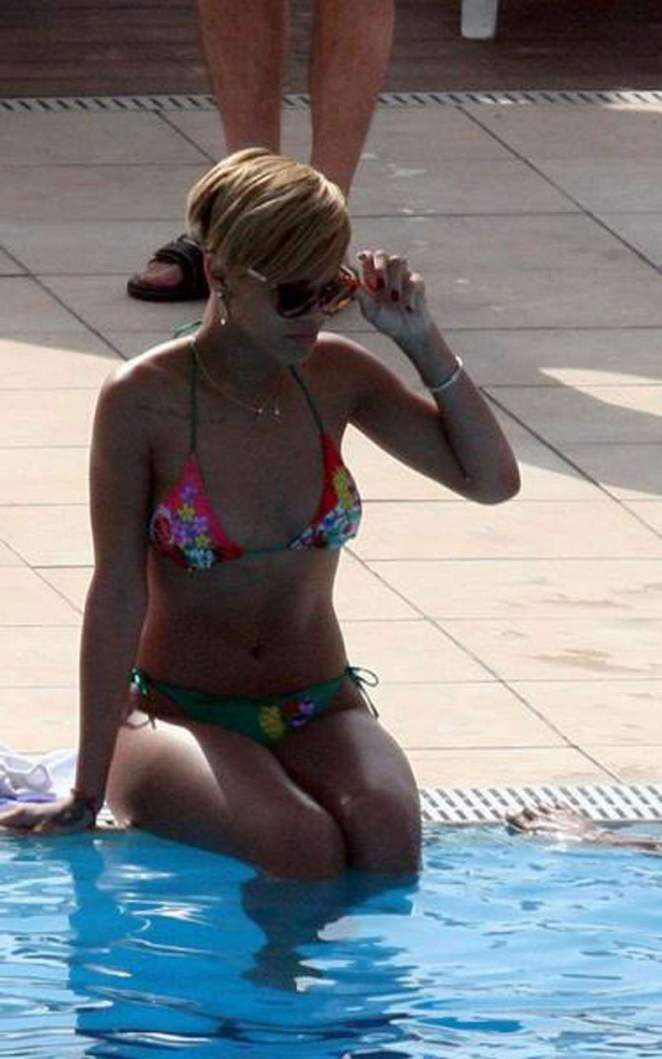 Rihanna exponiendo su cuerpo sexy y su culo caliente en bikini en la piscina
 #75347834