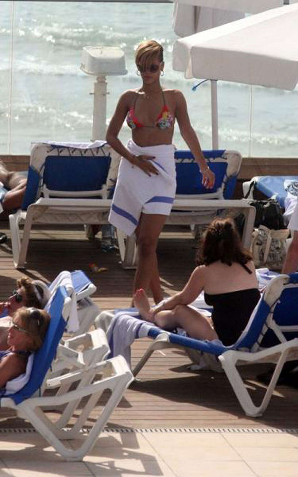 Rihanna exposant son putain de corps sexy et son cul chaud en bikini sur la piscine
 #75347844