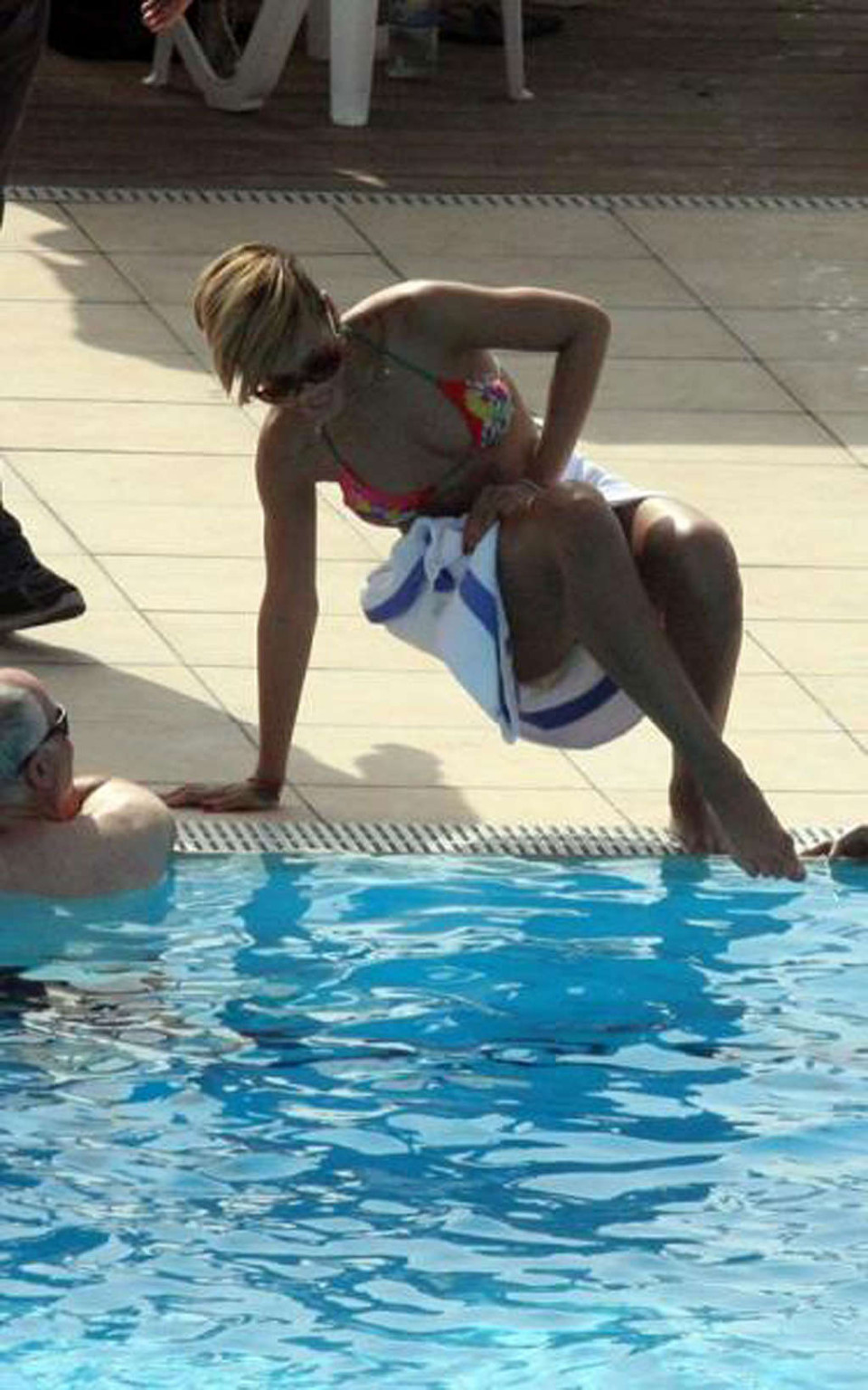 Rihanna exponiendo su cuerpo sexy y su culo caliente en bikini en la piscina
 #75347851