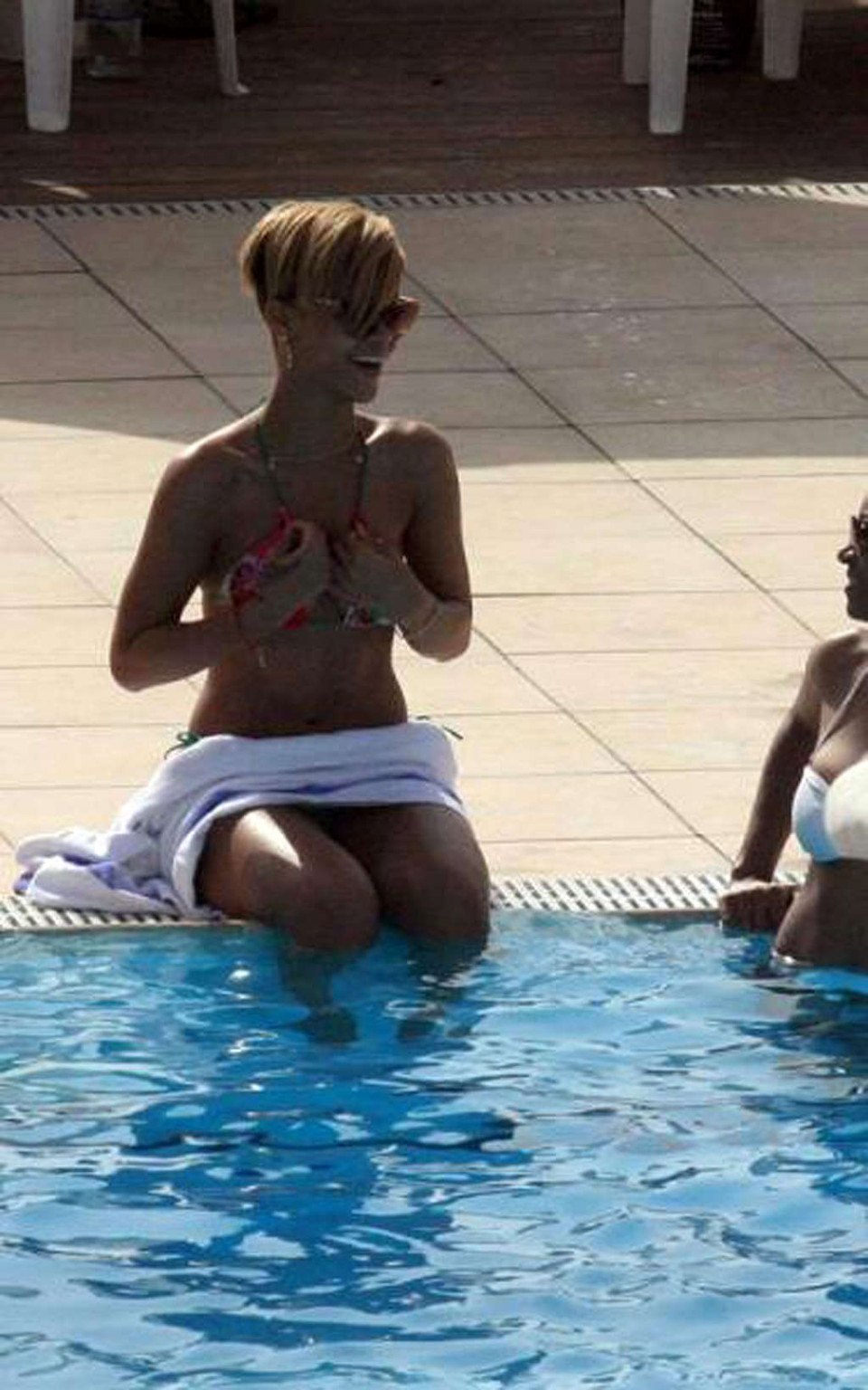 Rihanna exponiendo su cuerpo sexy y su culo caliente en bikini en la piscina
 #75347859