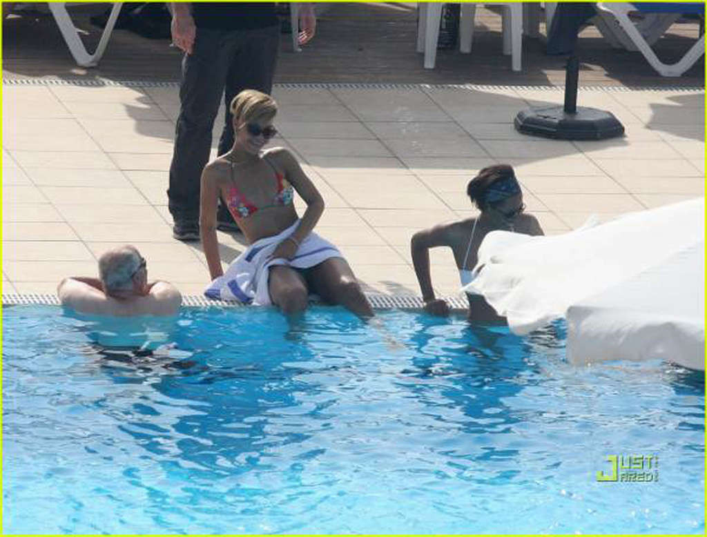 Rihanna exponiendo su cuerpo sexy y su culo caliente en bikini en la piscina
 #75347862