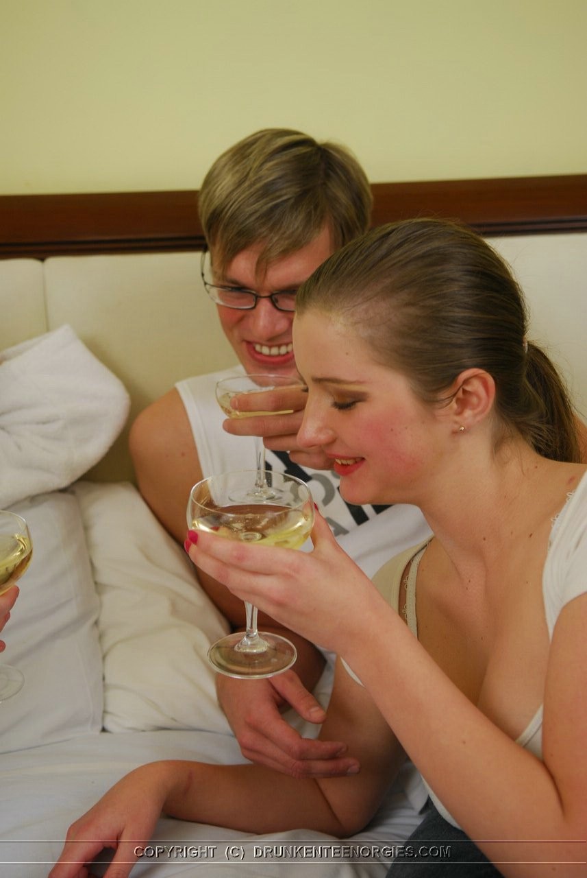 Joven recibe una follada con champán
 #76763640