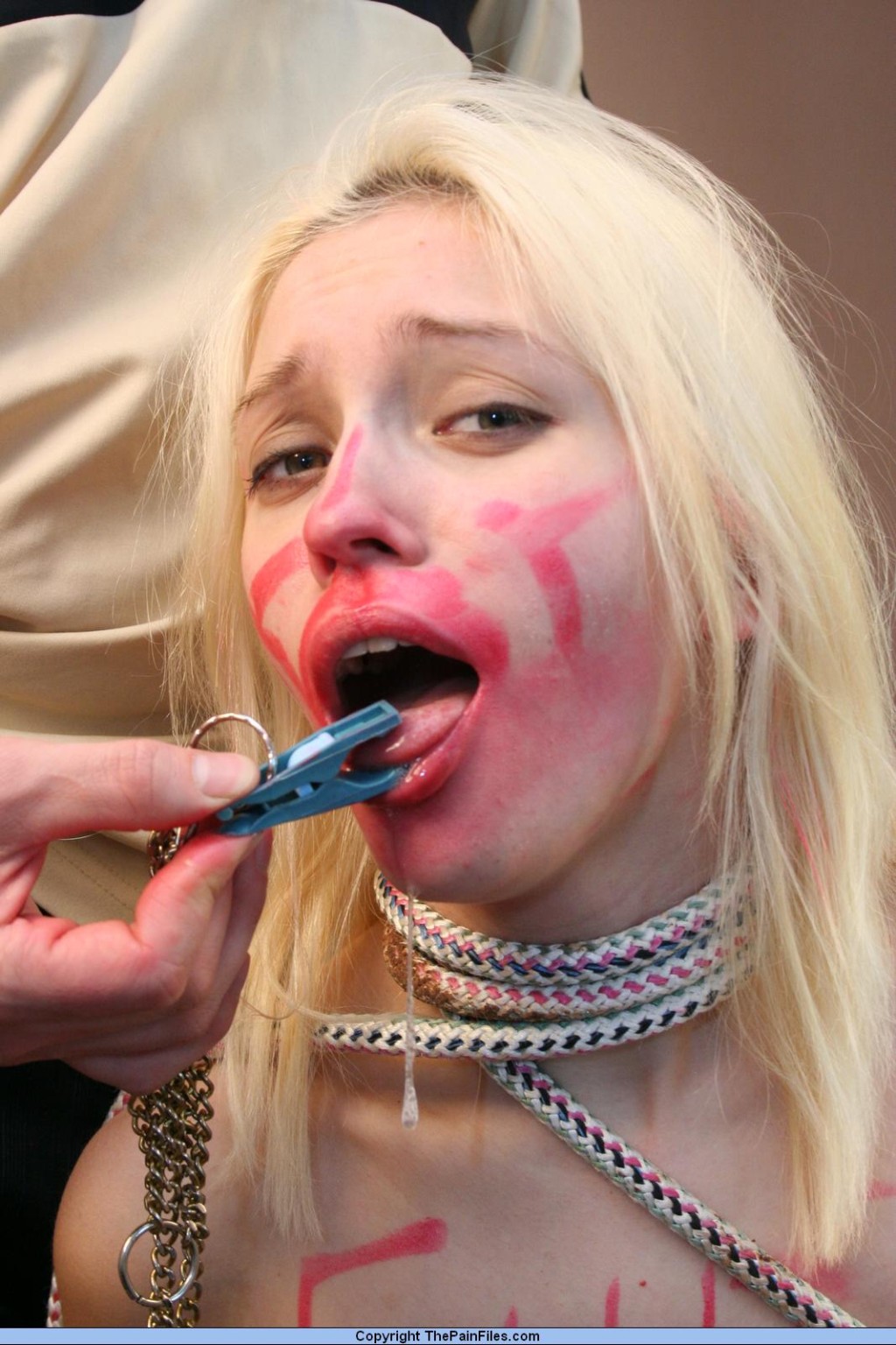 Rubia bdsm slavegirls dolor facial y la humillación
 #72202968