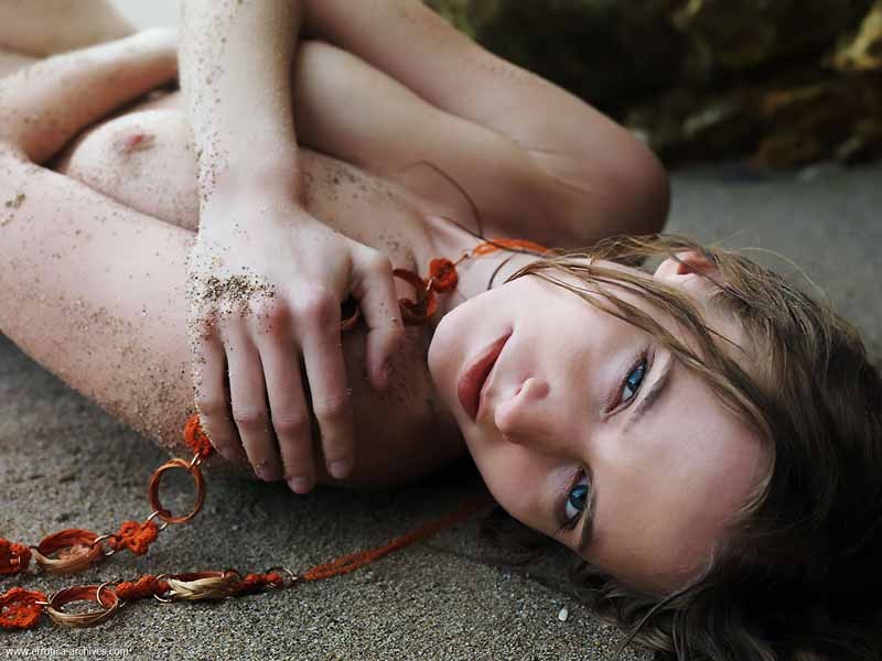 Sexy Brünette mit rasierter Muschi nackt am Strand
 #72240645