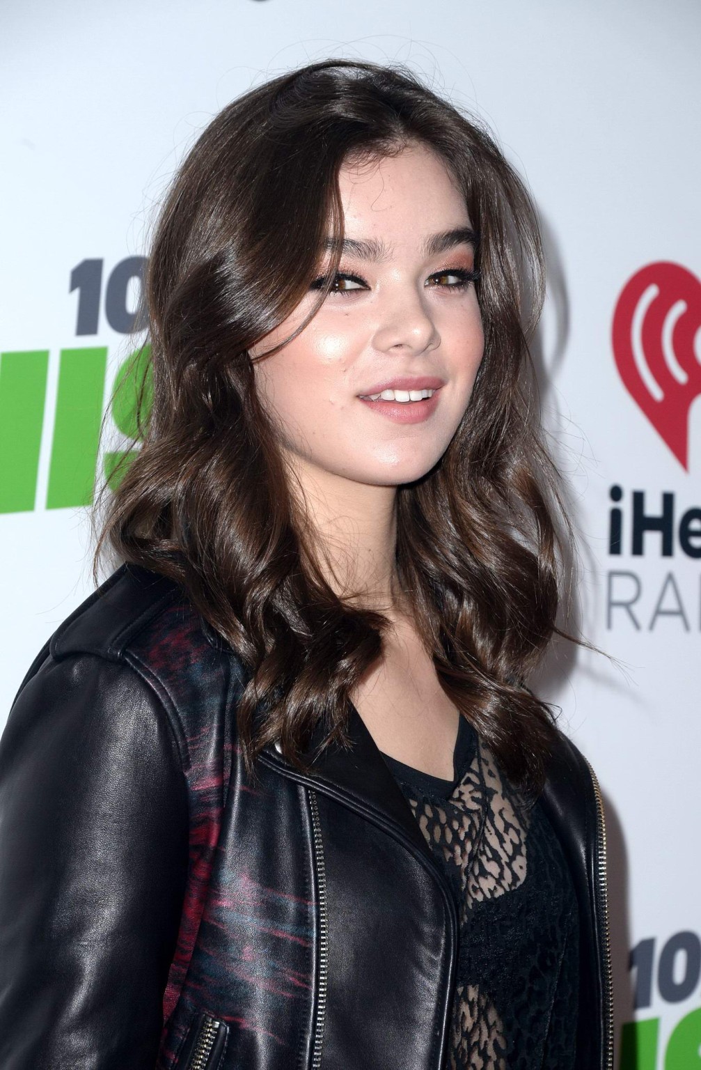 Hailee steinfeld voit jusqu'au soutien-gorge au kiis fms jingle ball 2014 à la
 #75178535