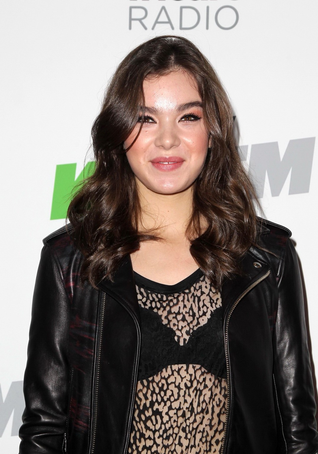 Hailee steinfeld ver a través de a sujetador en kiis fms jingle ball 2014 en la
 #75178541