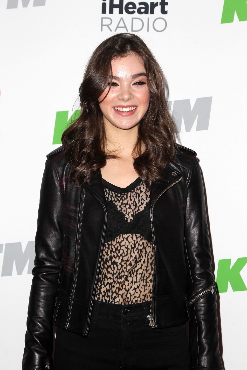 Hailee steinfeld ver a través de a sujetador en kiis fms jingle ball 2014 en la
 #75178662