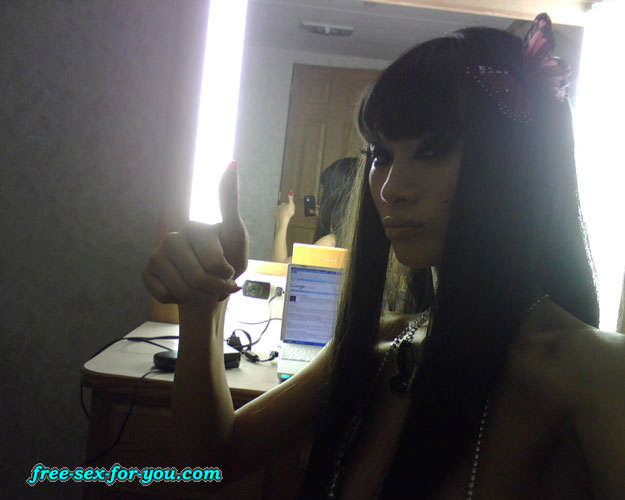 Bai ling che mostra la sua bella figa pelosa e le sue piccole tette
 #75422303