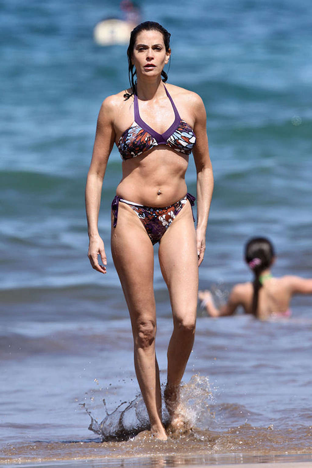 テリ-ハッチャーは、ビーチでビキニで彼女のセクシーな体を示す
 #75354054