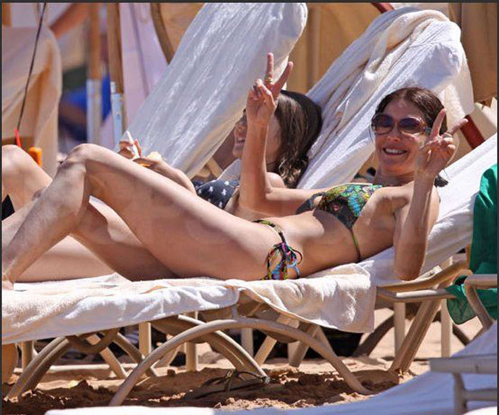 テリ-ハッチャーは、ビーチでビキニで彼女のセクシーな体を示す
 #75354068