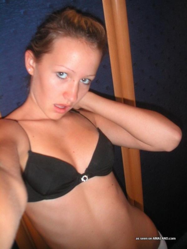 Amateur teen chick selfshooting in ihrer Unterwäsche
 #75698060