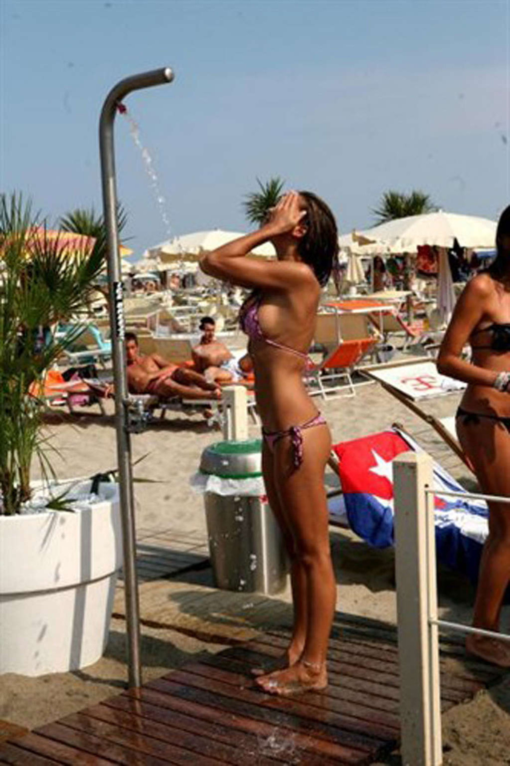 Nina Senicar che espone il suo grande corpo e culo in bikini sulla spiaggia
 #75342033