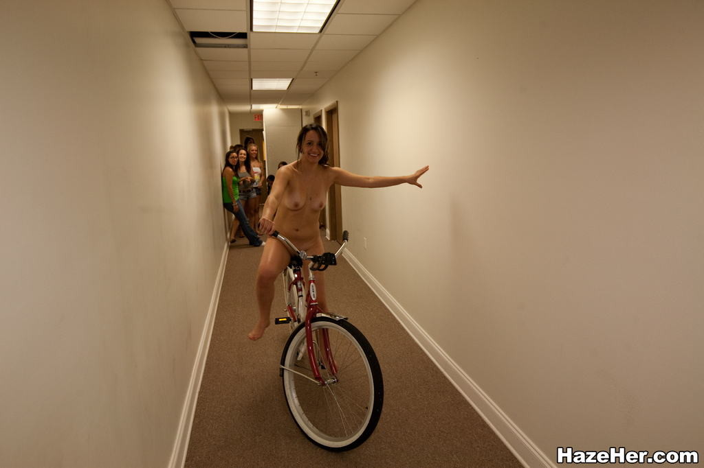Gruppo di lesbiche giovani del college nude che vanno in bicicletta
 #68488658