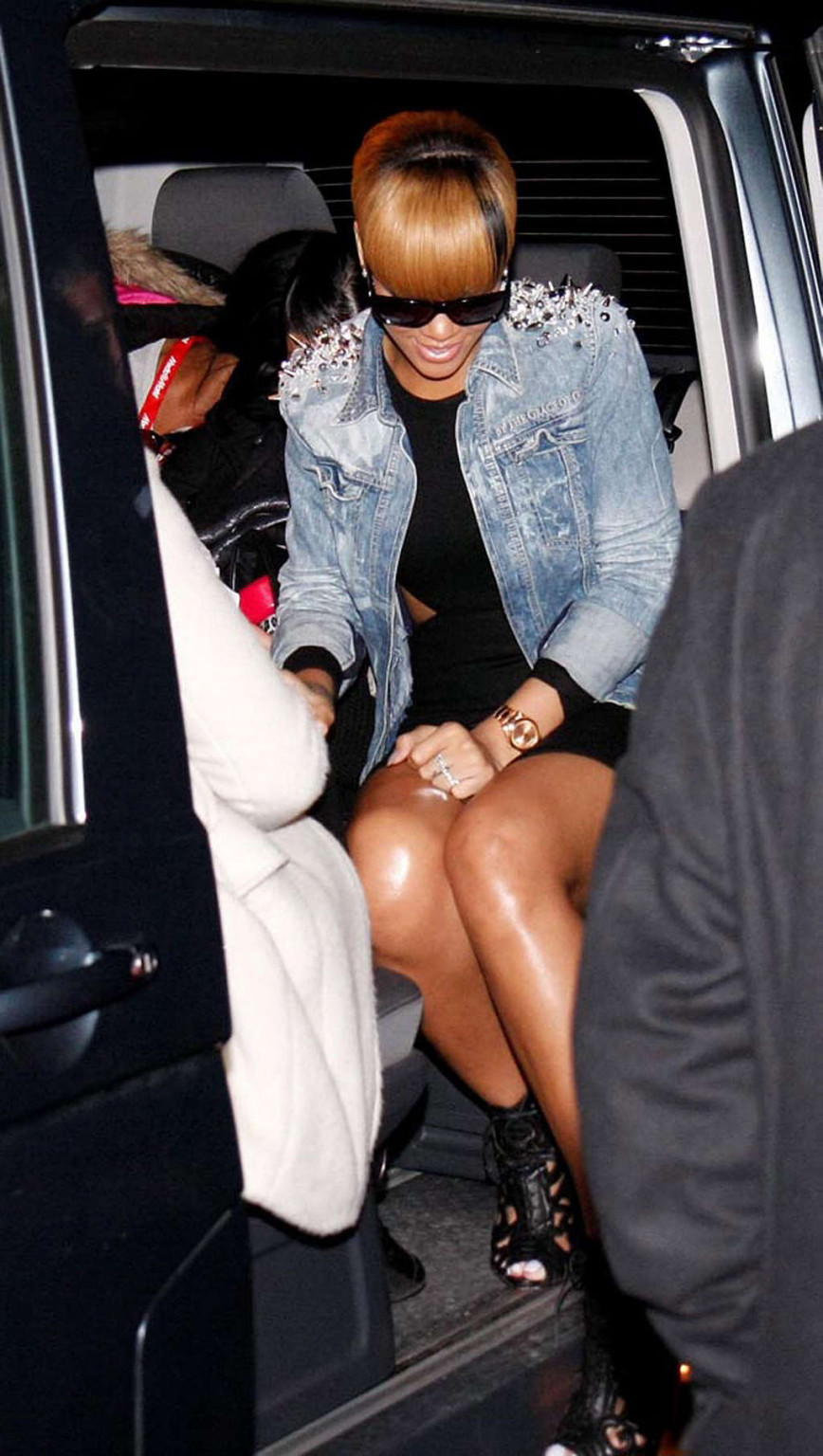 Rihanna casi upskirt fotos y piernas sexy en mini falda
 #75357512