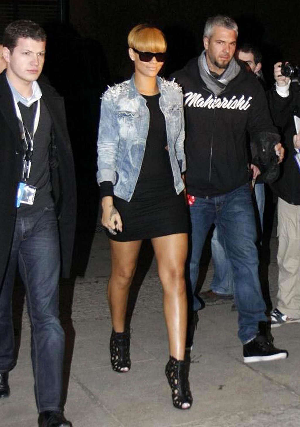 Rihanna casi upskirt fotos y piernas sexy en mini falda
 #75357562