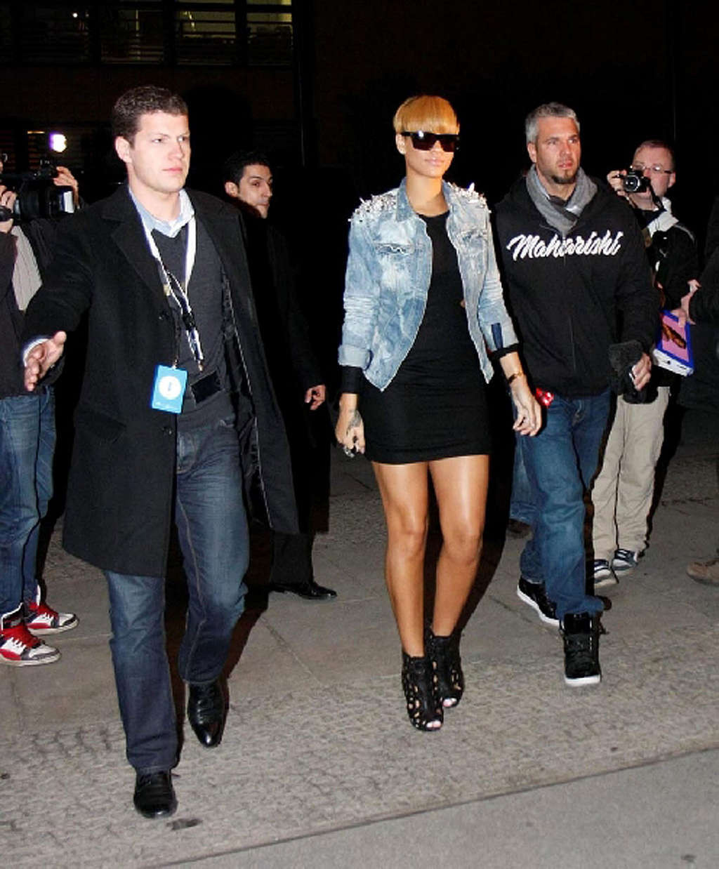 Rihanna casi upskirt fotos y piernas sexy en mini falda
 #75357604